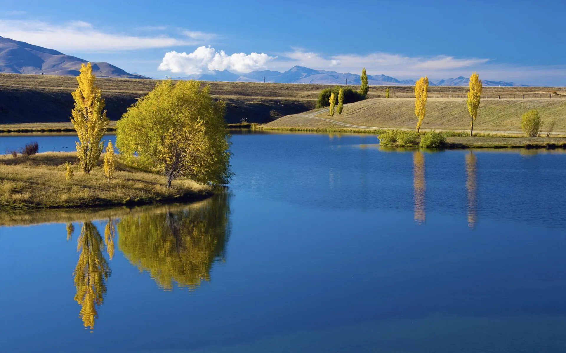 Красота воды река. Озеро сабакты Башкирия. Водный пейзаж. Пейзаж с водой. Желтое озеро.