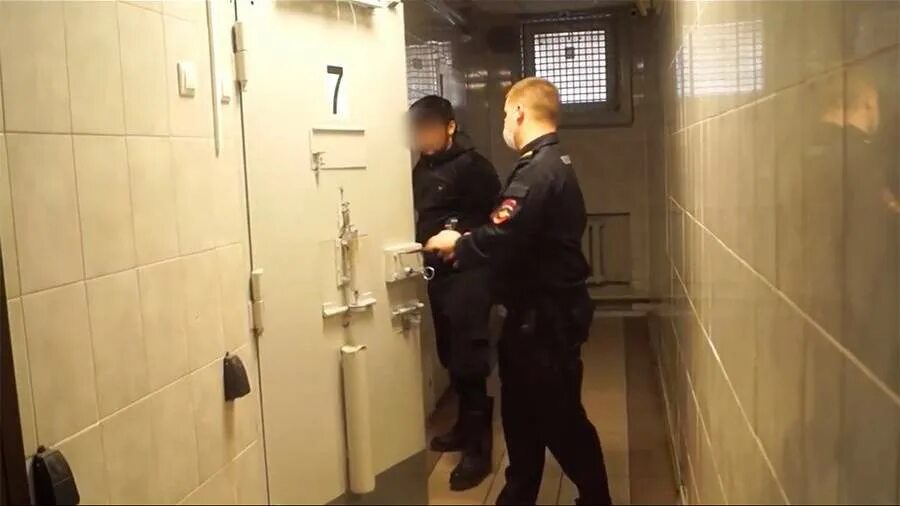 Досмотр в отделе полиции. Анальный досмотр в полиции. досмотр окрестино. воронин комбат личный досмотр. полицейские в душе после службы.
