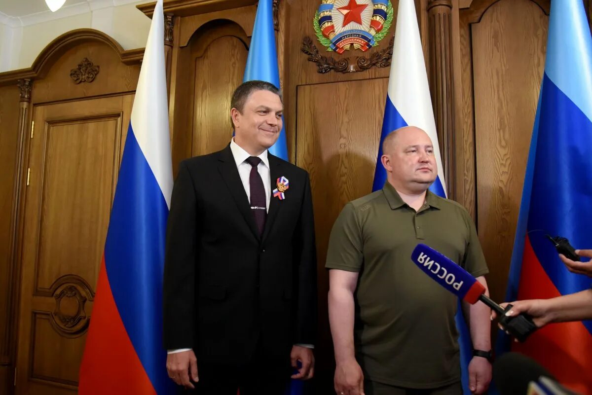 Луганск с российскими флагами. Донбасс и луганск признание независимости. Донбасс европа 2014 г. Луганско российские отношения. Луганско российские отношения.