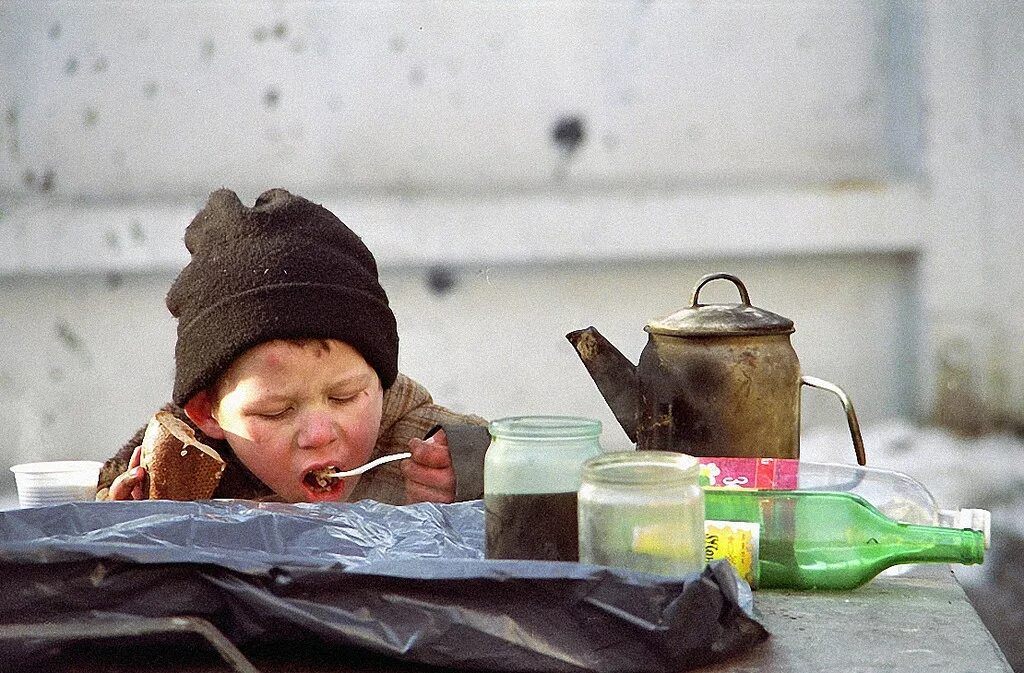 Голодные бездомные дети. Дети беспризорники в России.