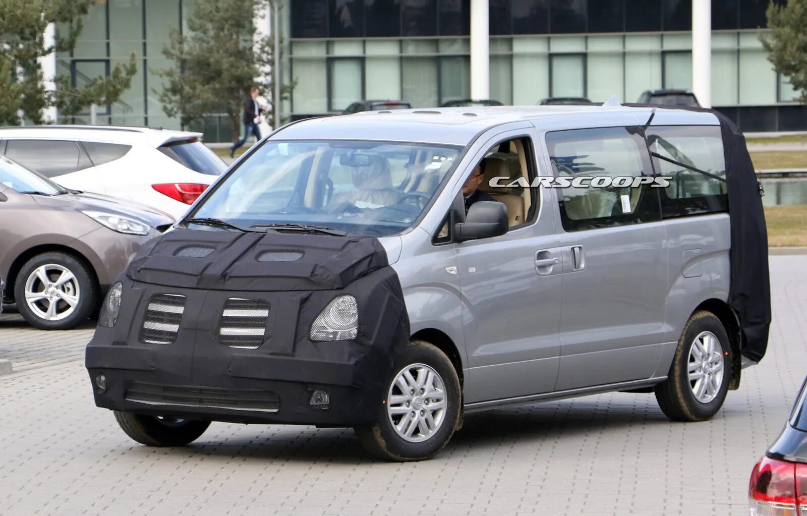 Микроавтобус 2025. Hyundai h1 2025. хундай h1 2025. hyundai h-1. хендай микроавтобус 2025.