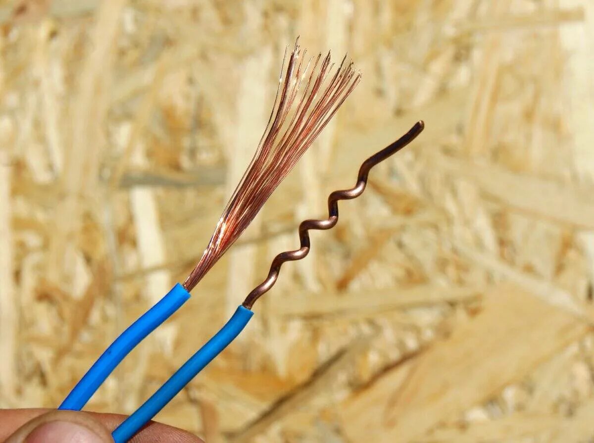 Соединение многожильного провода скруткой. Соединить многожильный и одножильный провод. Соединить одножильный и многожильный медный провод. Соединители проводов 220в надежные провод одножильный ф5 мм.