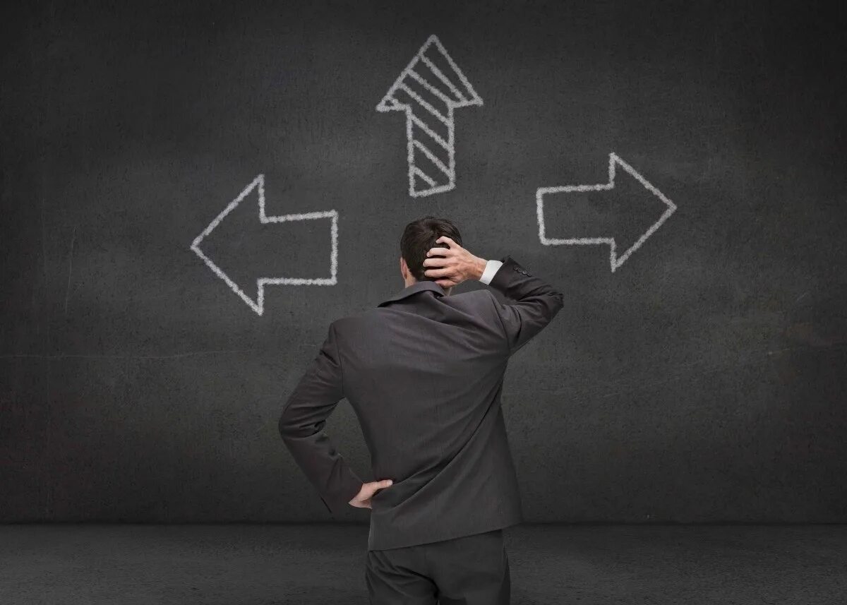 Задумчивый человек. Сомневаться уверенность. Сомневаться уверенность. Человек в сомнениях. Уверенный в себе человек.