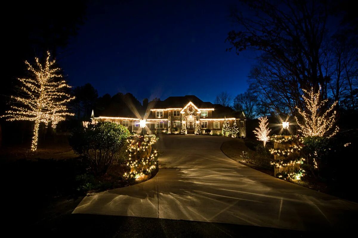 Christmas lights праздник. Подсветка фасада. Новогоднее освещение. Рождественские дома в великобритании. Новогодняя калифорния.