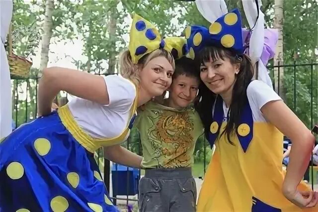 Аниматоры на день рождения ребенка. Аниматор симка. Герои аниматоры. Аниматор лиски. Аниматоры на сцене.