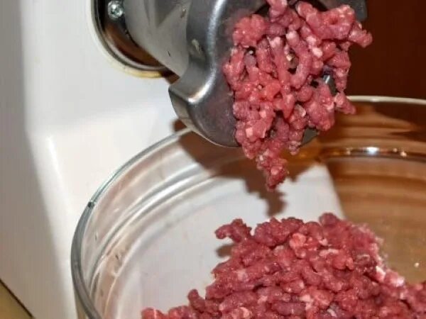 Как сделать домашнюю колбасу через мясорубку. Колбаса через мясорубку. домашняя колбаса из свинины в кишках через мясорубку. колбаса через мясорубку в домашних условиях. колбаски в кишке мясорубка.