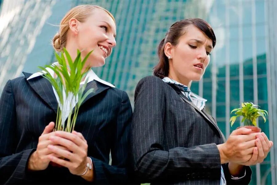 Человек завидует. Зависть эмоция. Завидует невесте. Негативные эмоции. Зависть эмоция.