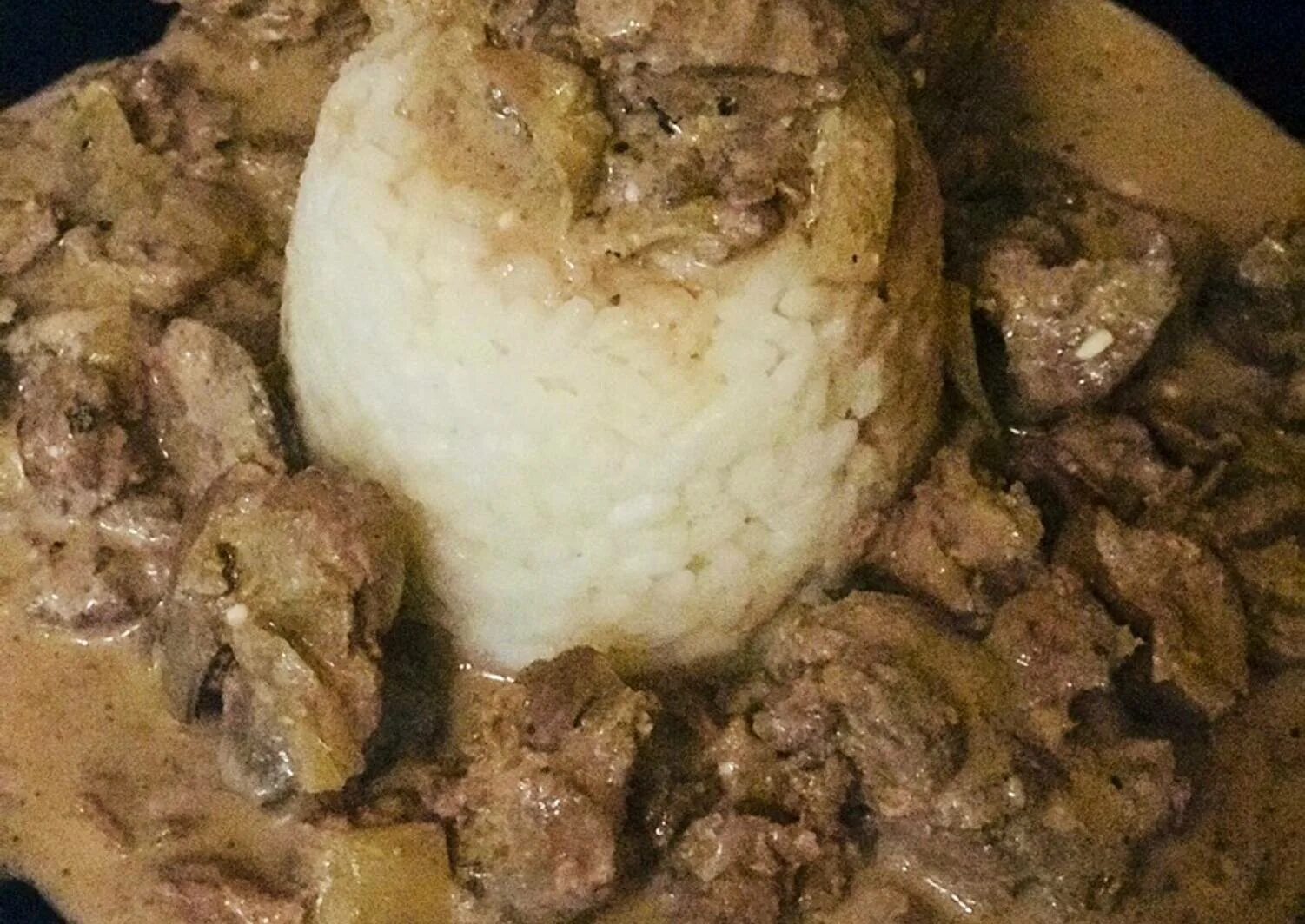 Печень с рисом. Куриная печень с рисом. Плов с печенкой. Гуляш с рисом. Печень с рисом рецепт.