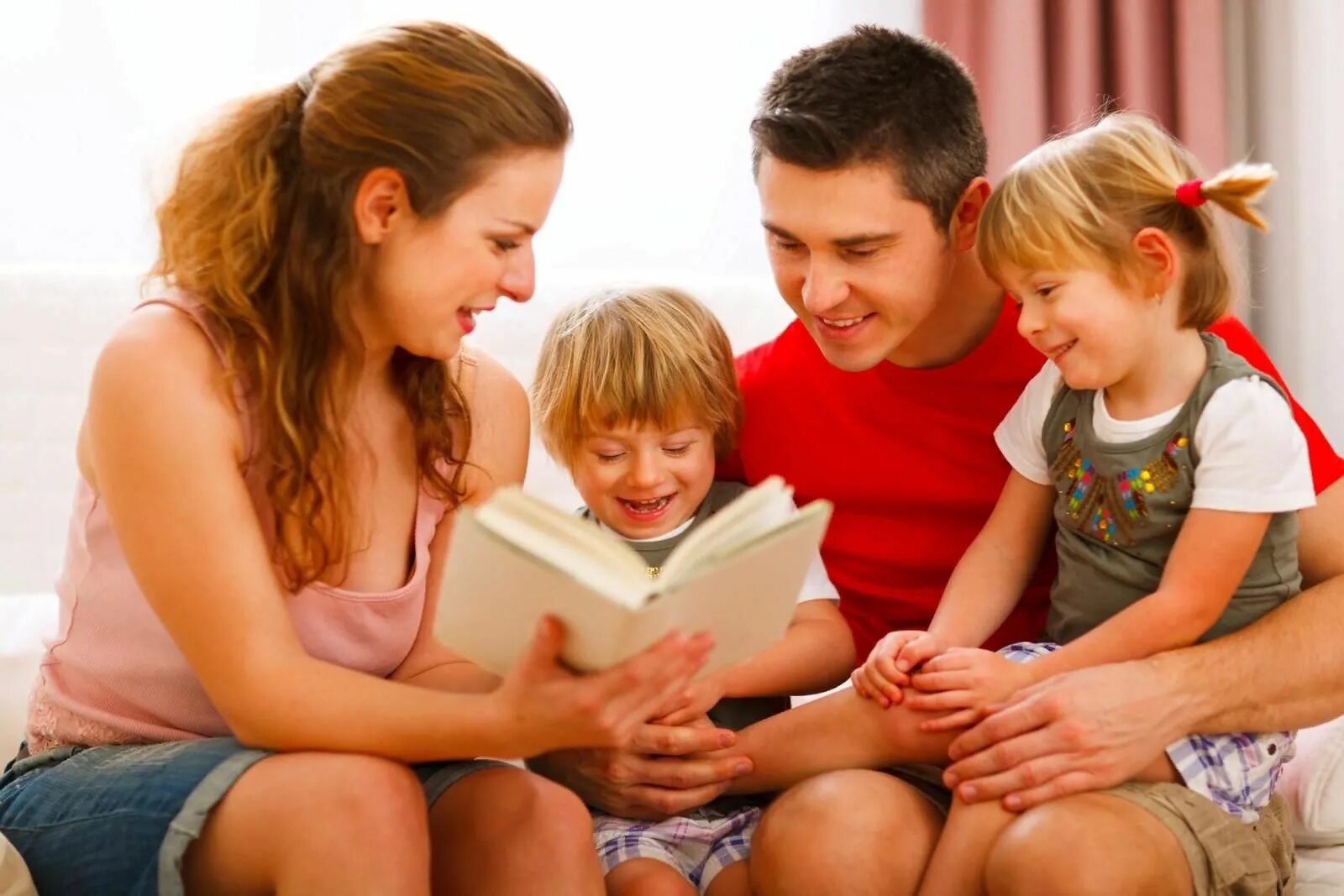Читающая семья. Дети с родителями. Воспитание в семье. Дети и родители вместе. Семейное чтение.
