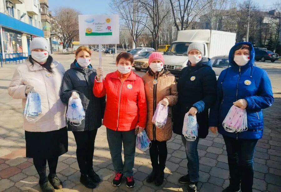 Пенсионеры в Мариуполе. Волонтёры Мариуполь девушки. Раздача масок в Мариуполе. Волонтеры в мариуполе