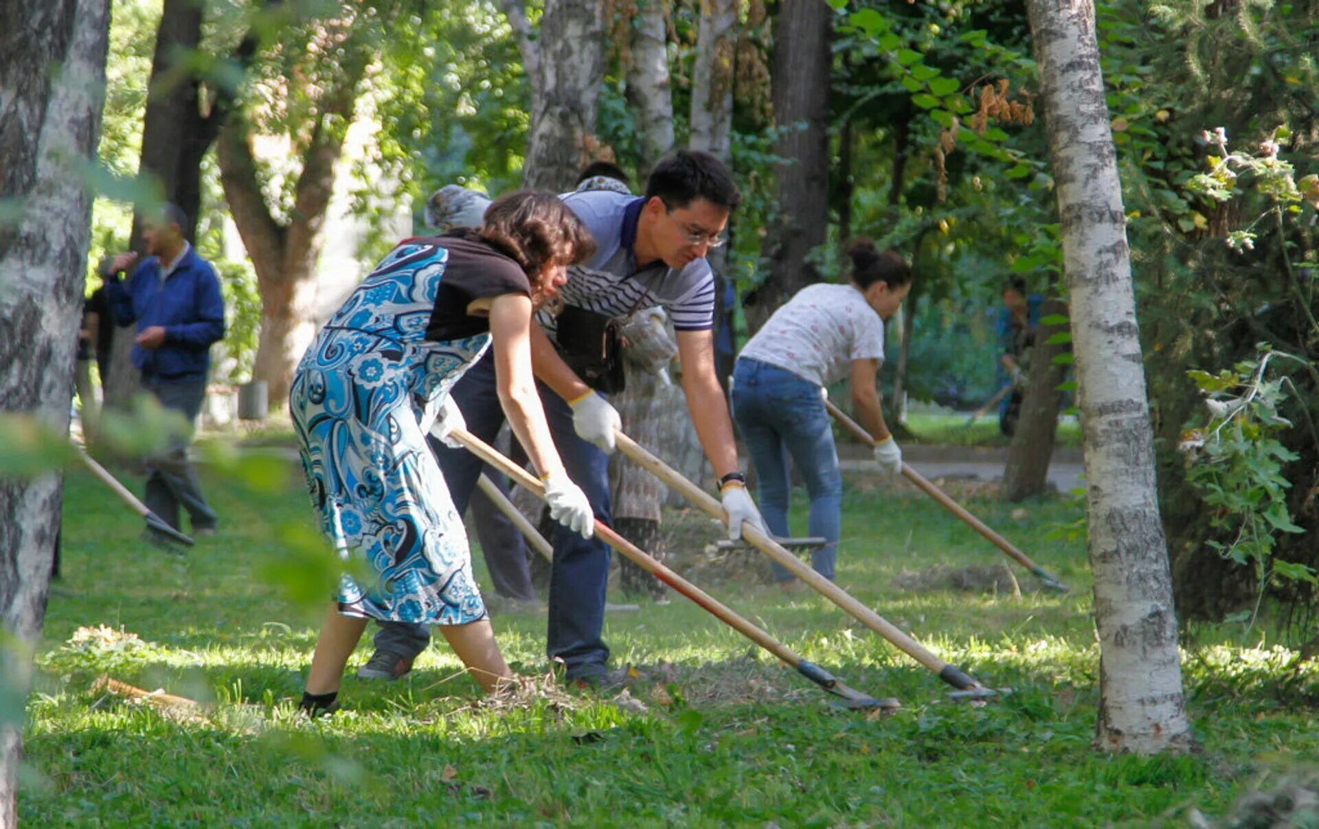 Весенняя уборка территории. Уборка территории весной. Весенняя уборка территории. Субботник в парке. Уборка парка.