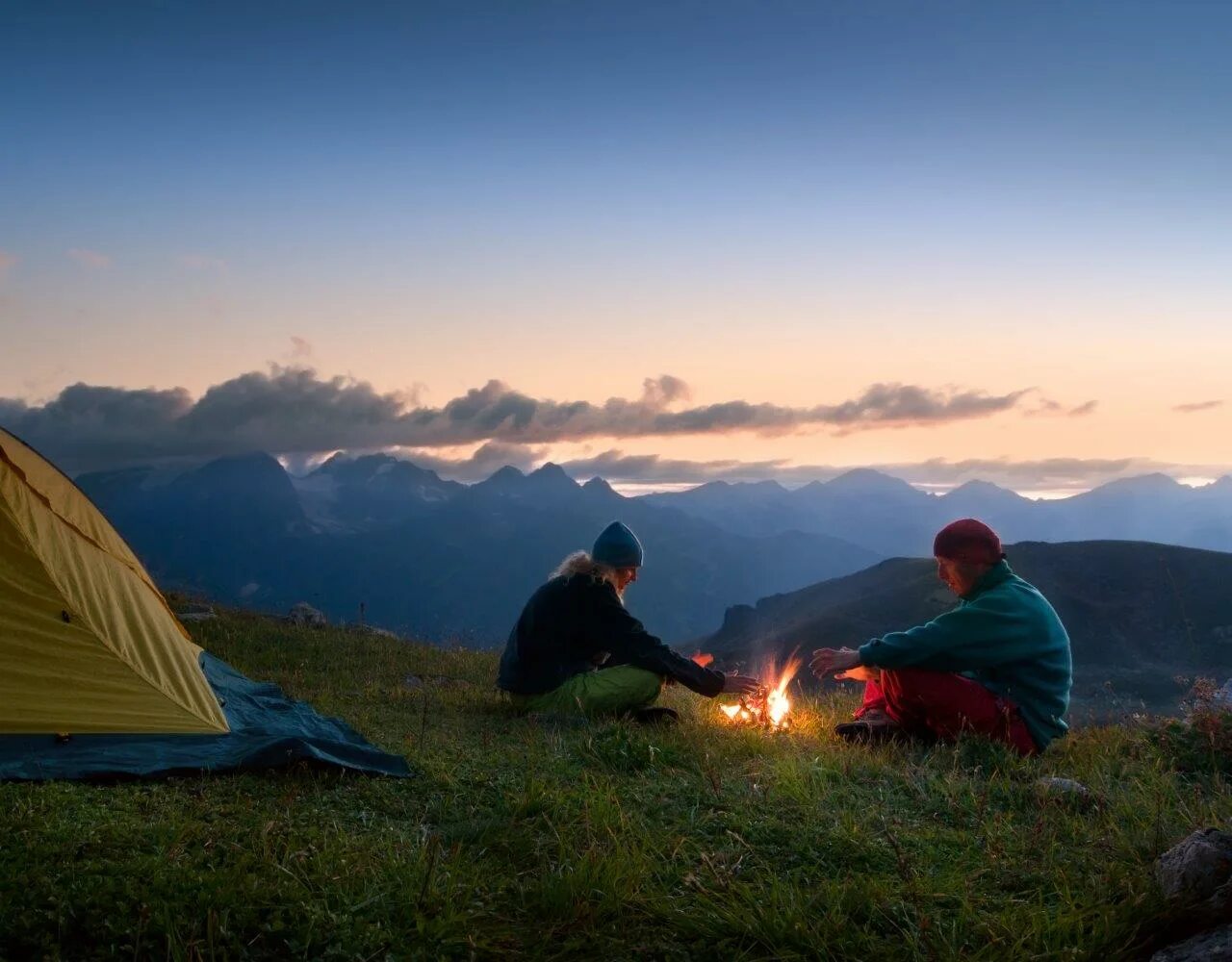 Mountains camping. Туристическая палатка на природе. Палатка в горах. Туризм с палатками. Палатка костер.