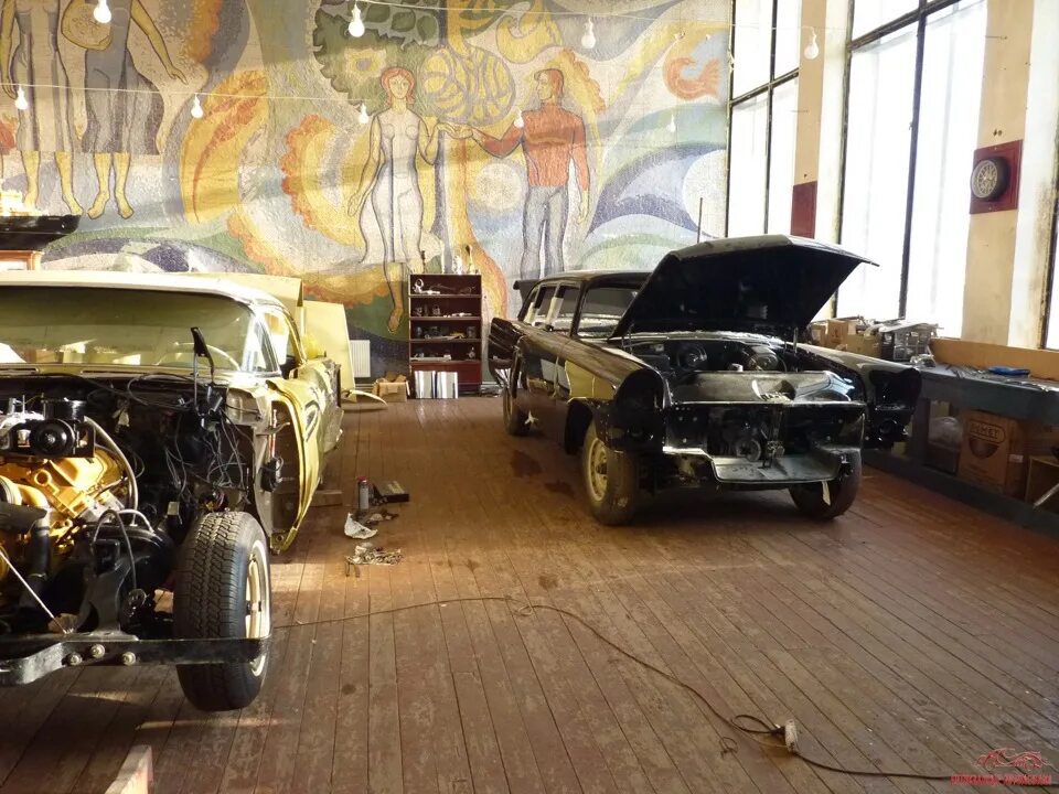 Ремонт старых авто. Восстановленные ретро авто. Ремонт старых авто. Реставратор автомобилей. Зис 101 заброшенный.