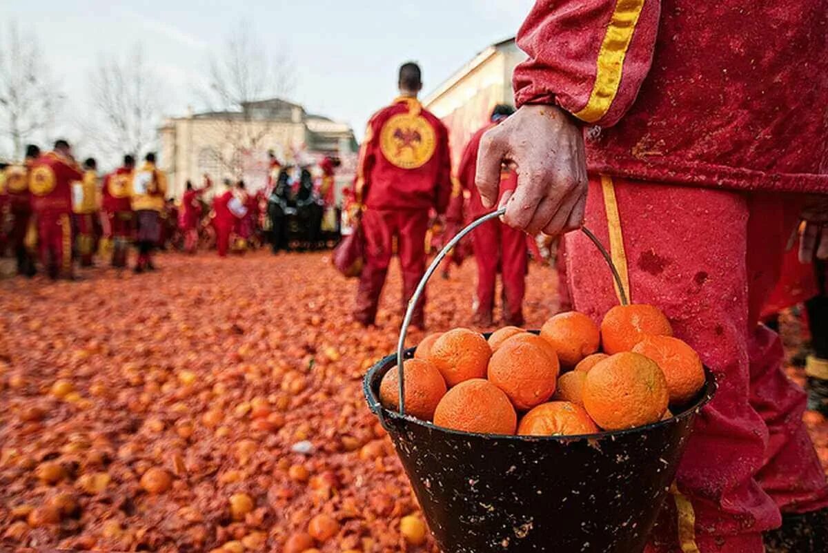 Фруктовые бои. Апельсиновая битва. Ивреа, Италия. • Битва апельсинов (Battle of the Oranges) - Италия. Фестиваль апельсинов в Италии. Апельсиновая битва итальянского городка Иврея.