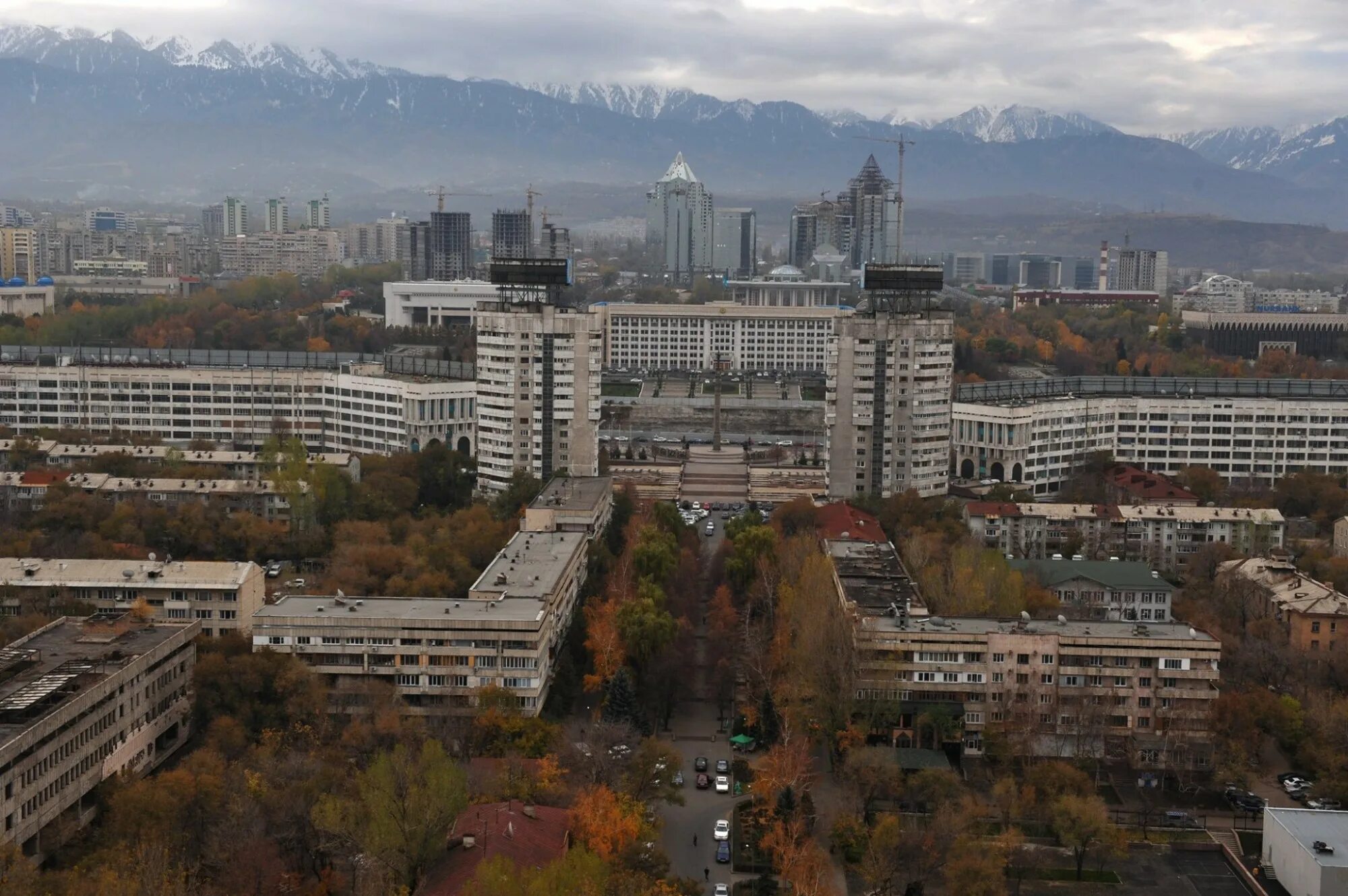 Алма-ата вид на горы с вокзала. Алма ата астана. Площадь республики (алма-ата). Алма-ата казахстан достопримечательности. Южный казахстан алматы.