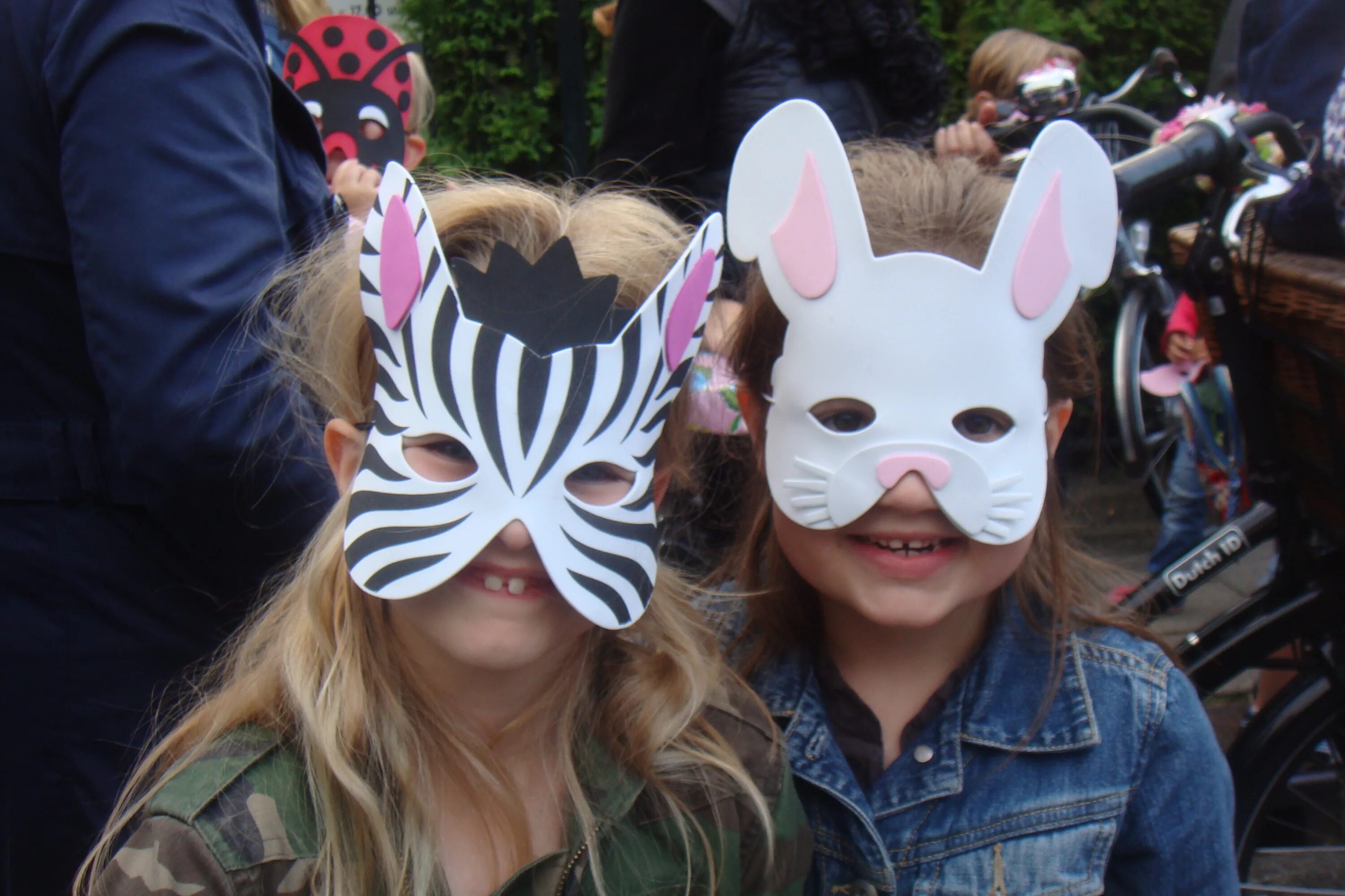 Маски хэппи. Карнавальные маски для детей. Маска на утренник. Маски животных для детей. Девушки в масках животных.