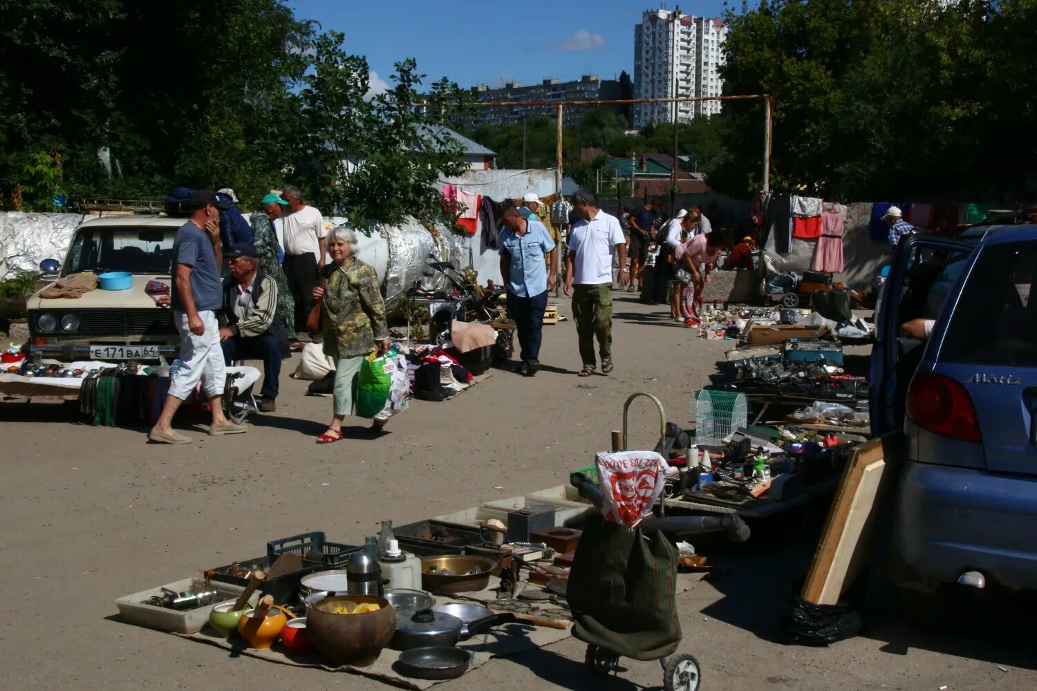 Блошиный рынок большой. Саратов блошиный рынок Лакокраска. Преображенский вал 17 блошиный рынок. Блошиный рынок в Саратове 2022. Блошиный рынок в г Долгопрудном 2022.