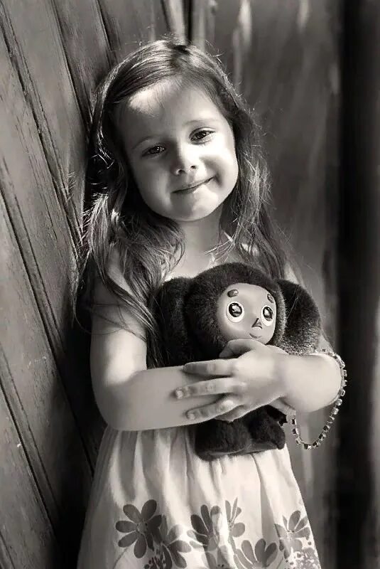 Красивые девушки в детстве. Игрушки для девочек. Ребенок с игрушкой в руках. Девушка детство. Девочка с игрушкой в руках.