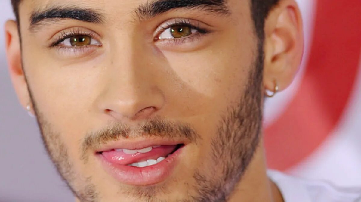 Брови Зейн Малик. Zayn Malik брови. Зейн Малик нахмурил брови. Zayn Malik сережки.