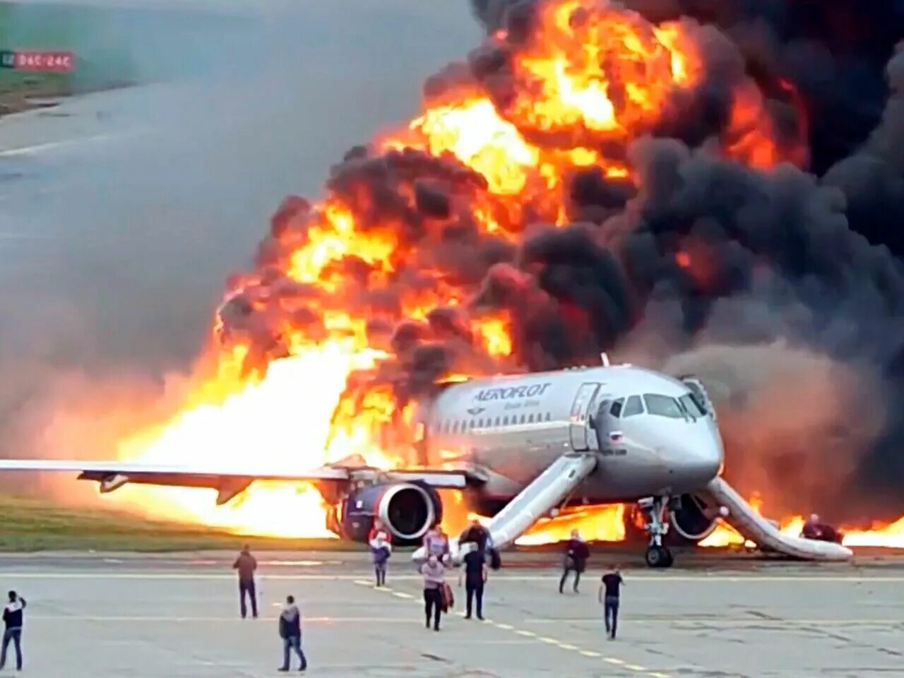 Сон самолет горит. Катастрофа ssj 100 в шереметьеве. Крушение ssj 100 в шереметьево. Сон самолет горит. Самолет выкатился.