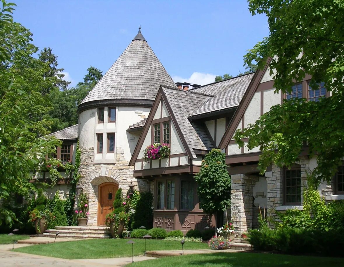 Дома россии на английском. Стиль Тюдор (Tudor Revival Cottage). Особняк Тюдоров в Англии. Английский стиль фахверк Тюдор. Особняк в Тюдоровском стиле.