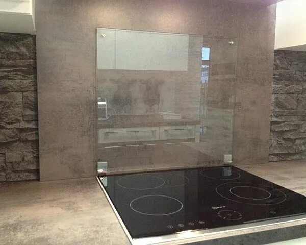 Экран защитный для варочной поверхности. Защитное стекло на стену для плиты. Защитное стекло на стену для плиты. Защитный экран для варочной панели. Панель стеклянная 600х600х4мм.