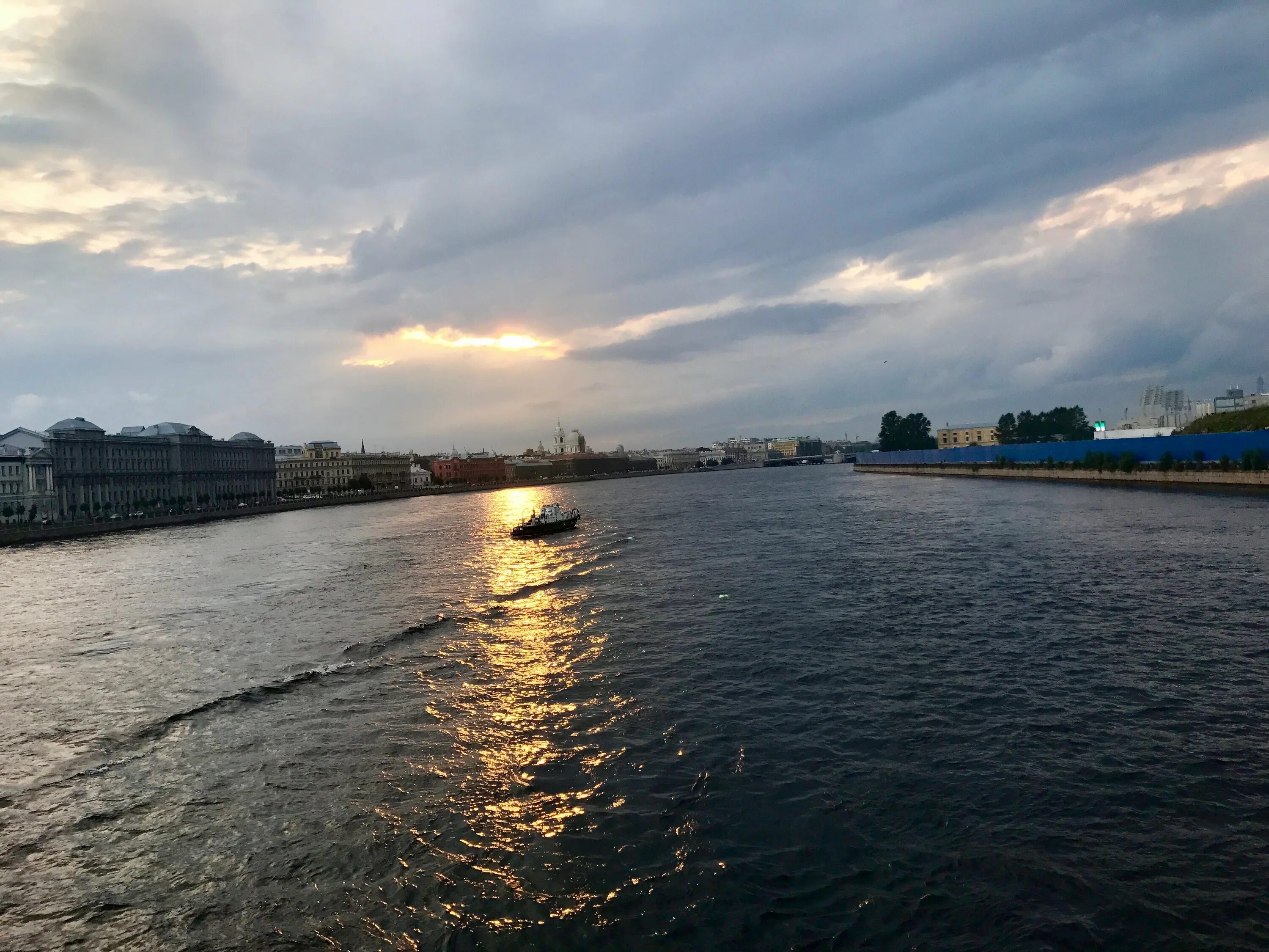 Ширина реки невы. Виды реки Невы. Берег Невы в Питере. Река Нева Красноярск. Река Нева берег.