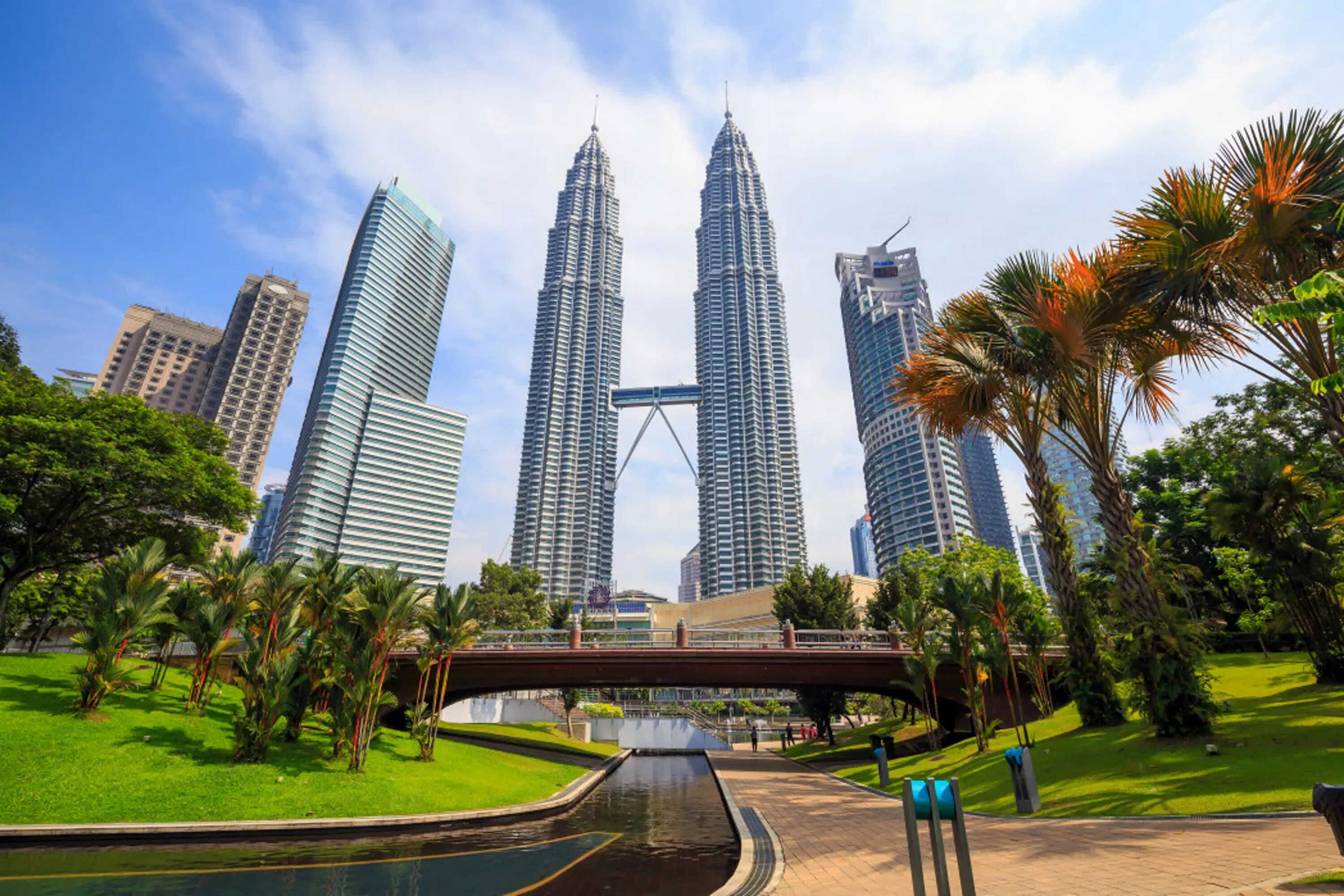 Сколько сейчас в малайзии. Башни Петронас Малайзия. Kuala Lumpur, Малайзия. Твин Тауэрс Малайзия. Сингапур башни Петронас.