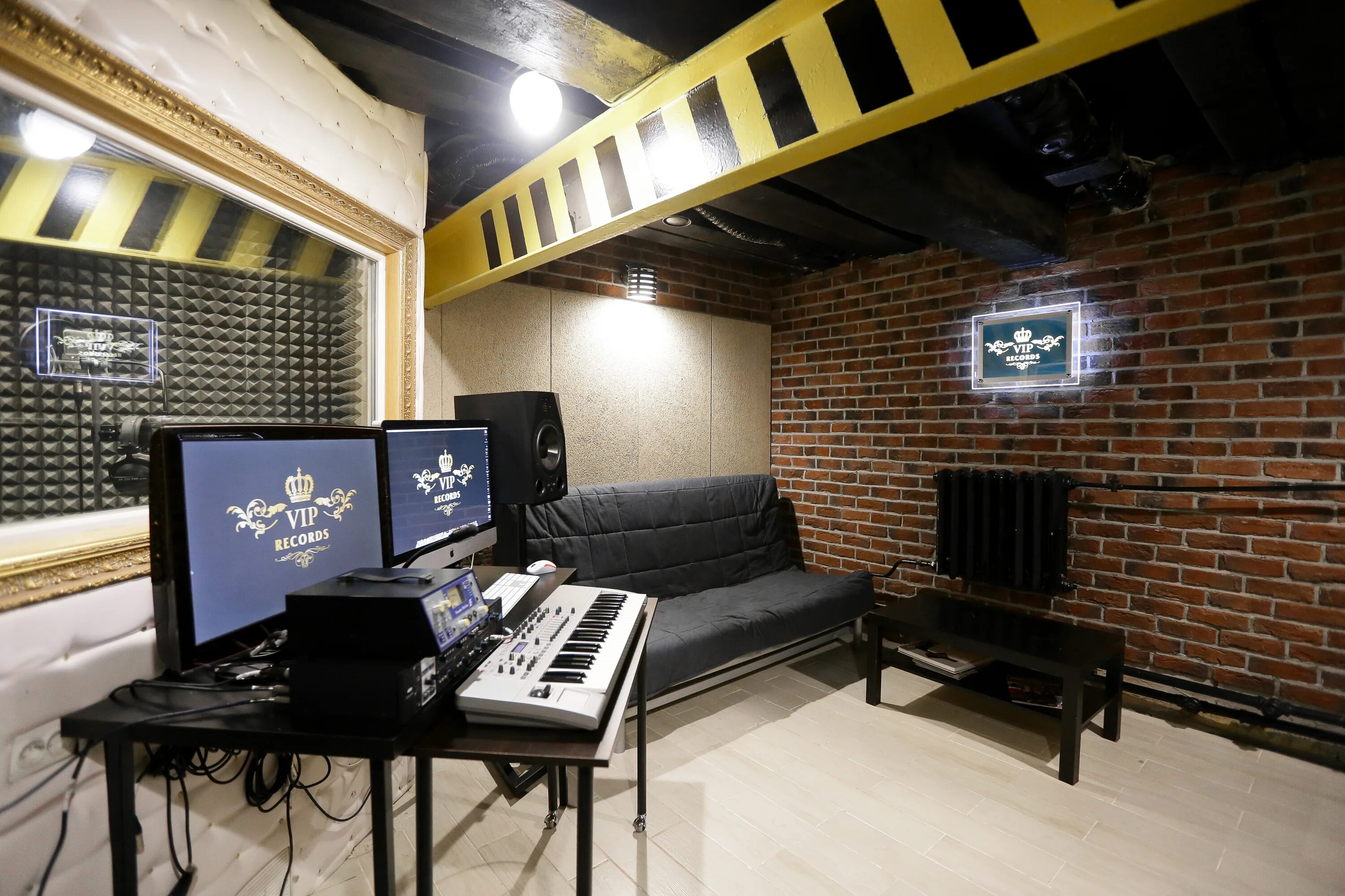 Студия звукозаписи гигант рекордс москва. Надпись вип. Студия звукозаписи мониторы yamaha. Студия vip. Комната в клубном стиле.