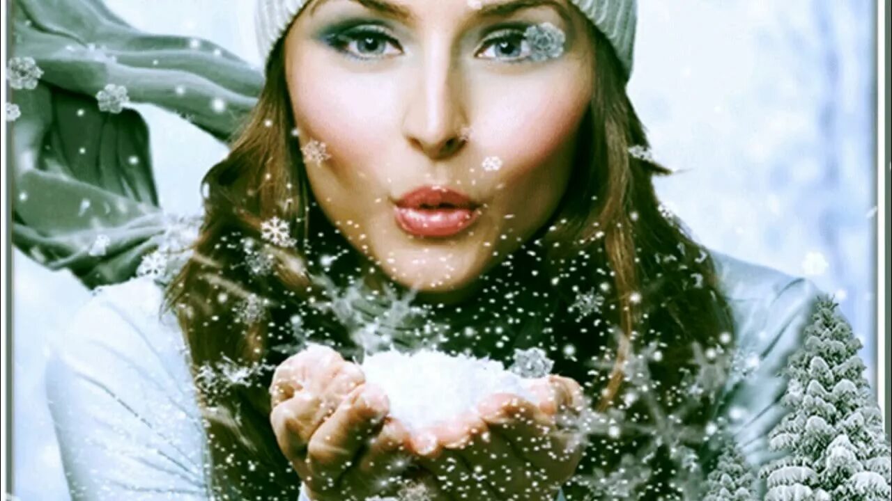 Песня ловлю губами. Сдувает снег. Девушка дует снежинки. Падают снежинки на девушку. Девушка и снег гифка.