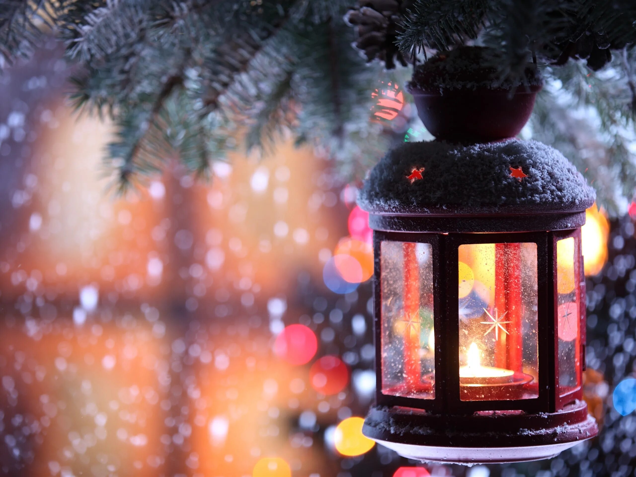 Новогодняя атмосфера. Новогодняя зима. Рождественский фонарик. Фонарик новогодний.