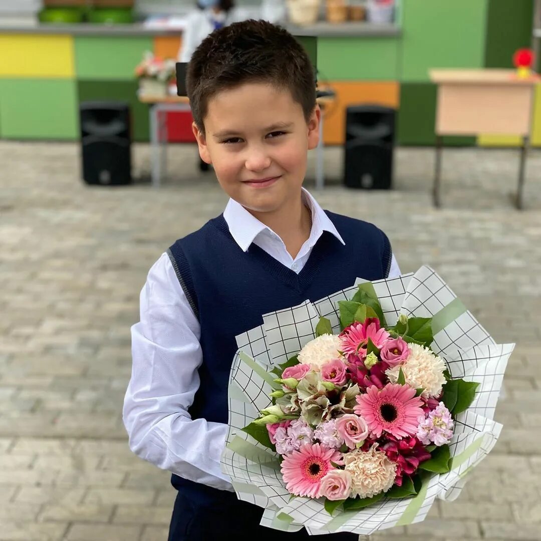 1 сентября сыновья. мамы школьников. 1 сентября день знаний в таджикистане. школьник первоклассник. сыну с 1 сентября 4 класс.