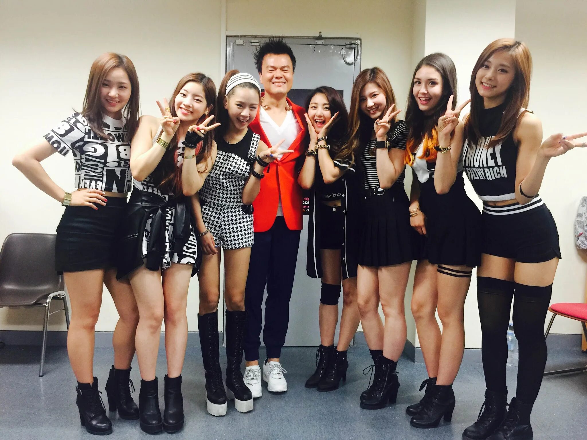 Lesson twice. Twice and jyp. сикстин твайс. корейская группа девушек twice. корейская группа сикстин.