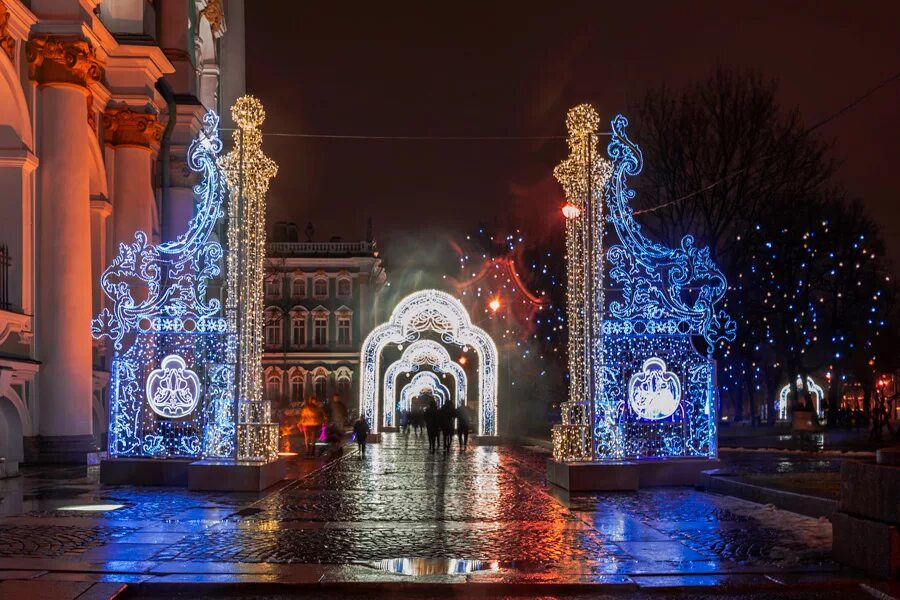 Новогодняя заметил. Новогоднее украшение города. Новогодняя иллюминация в городе. Новогодняя иллюминация Невского проспекта. Новогоднее украшение Петербурга.