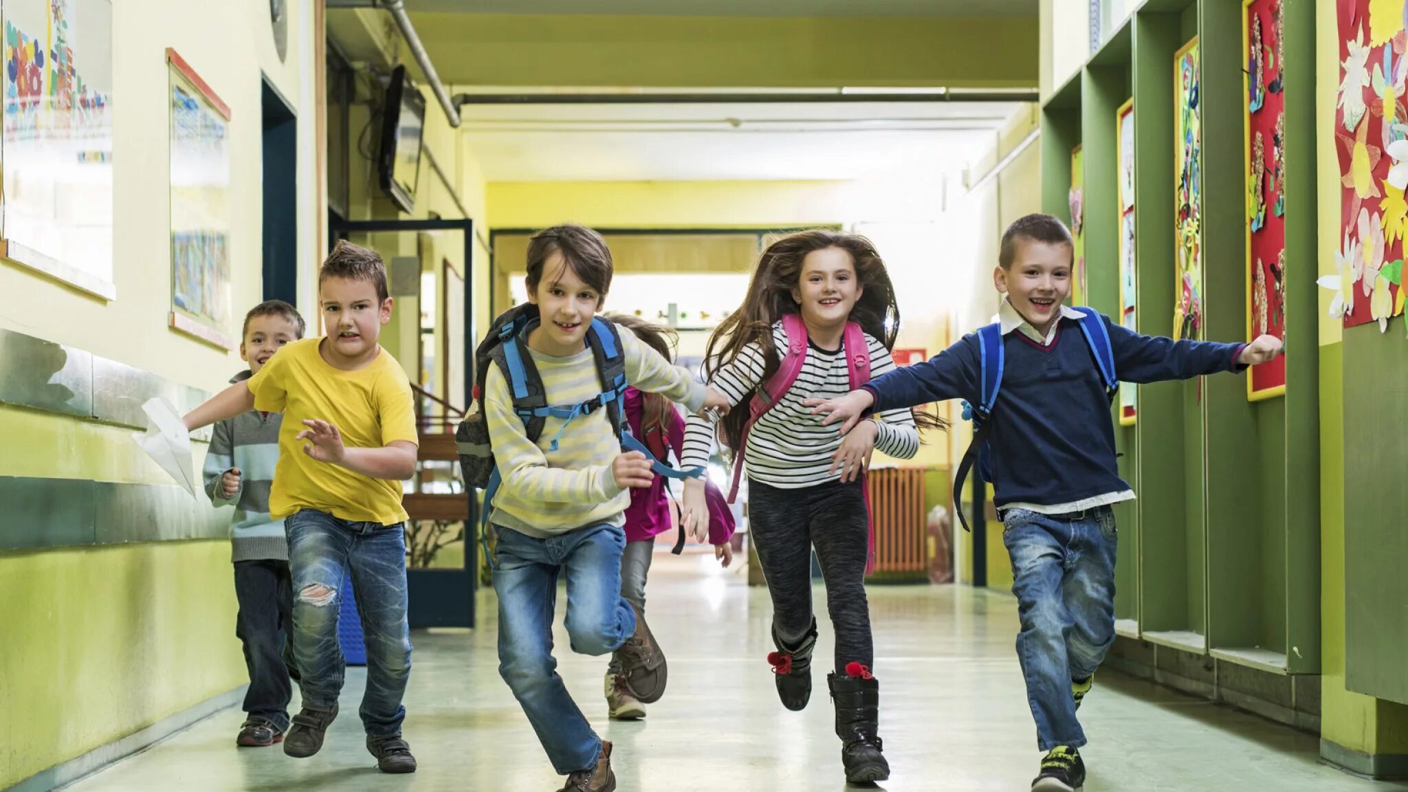 Школа сходить. Школьный коридор с детьми. Школьники в коридоре. Дети в коридоре школы. Перемена в школе.