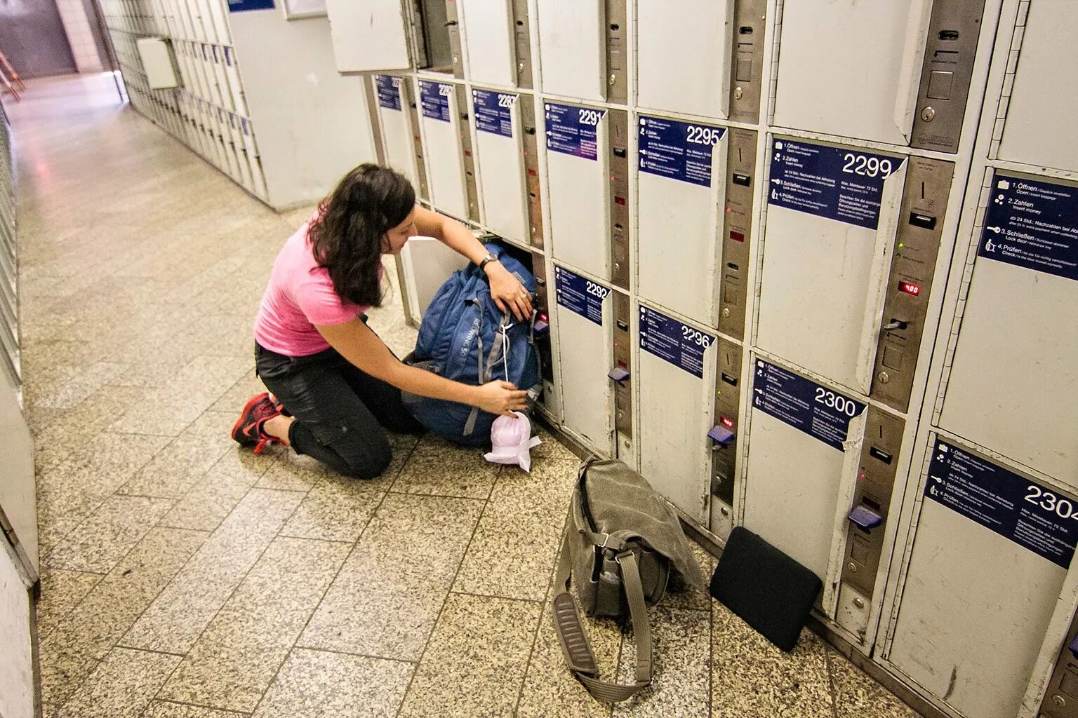 Сдать багаж в шереметьево. Ручная камера хранения на вокзале. камера хранения в аэропорту. хранение багажа в камере хранения. камера хранения ручной клади.