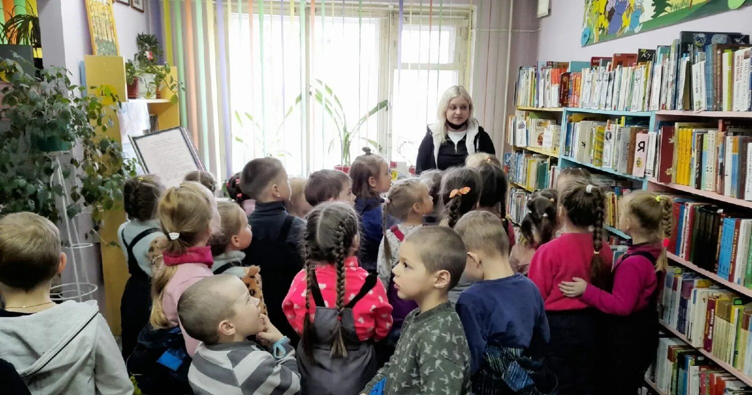 Библиотека в детском саду. Библиотека в саду. Детская фотосессия в библиотеке. Садик 13. Ни минуты без