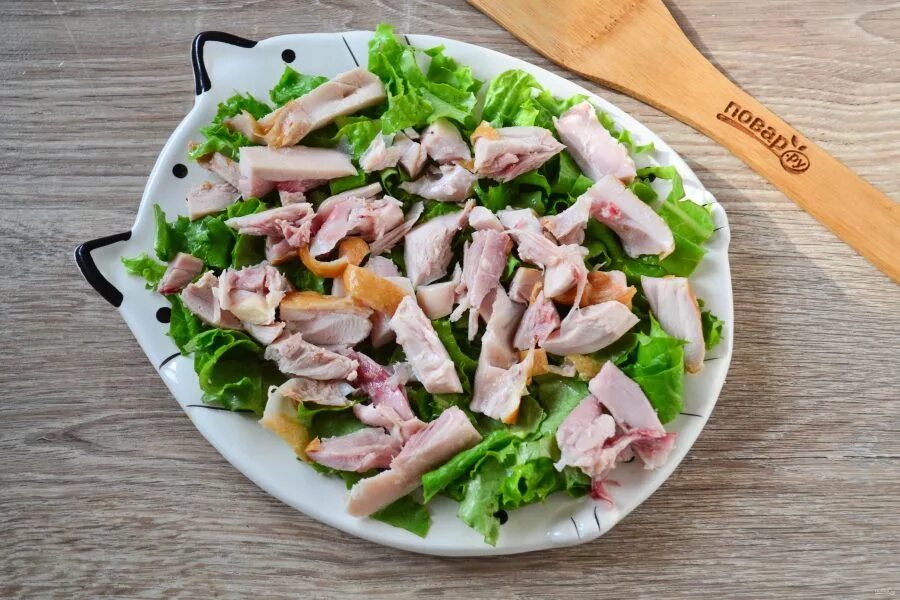 Салат с тунцом айсбергом и яйцом. Салат с копчёной курицей и айсбергом. салат с тунцом и айсбергом. салат с копченой курицей и салатом айсберг. салат с айсбергом и курицей.