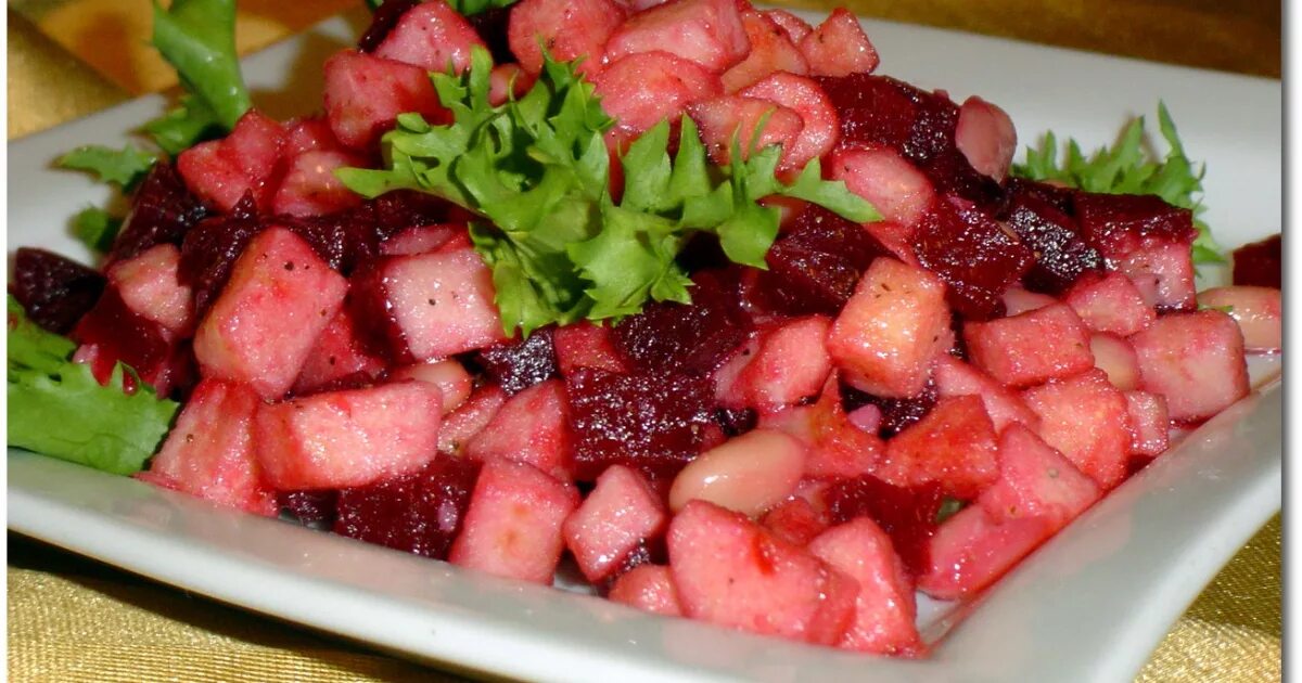 Свекольный салат с яблоком. Яблоки из свеклы вареной. Салат из свеклы моркови и яблока. Свекла с изюмом. Яблоки из свеклы вареной.