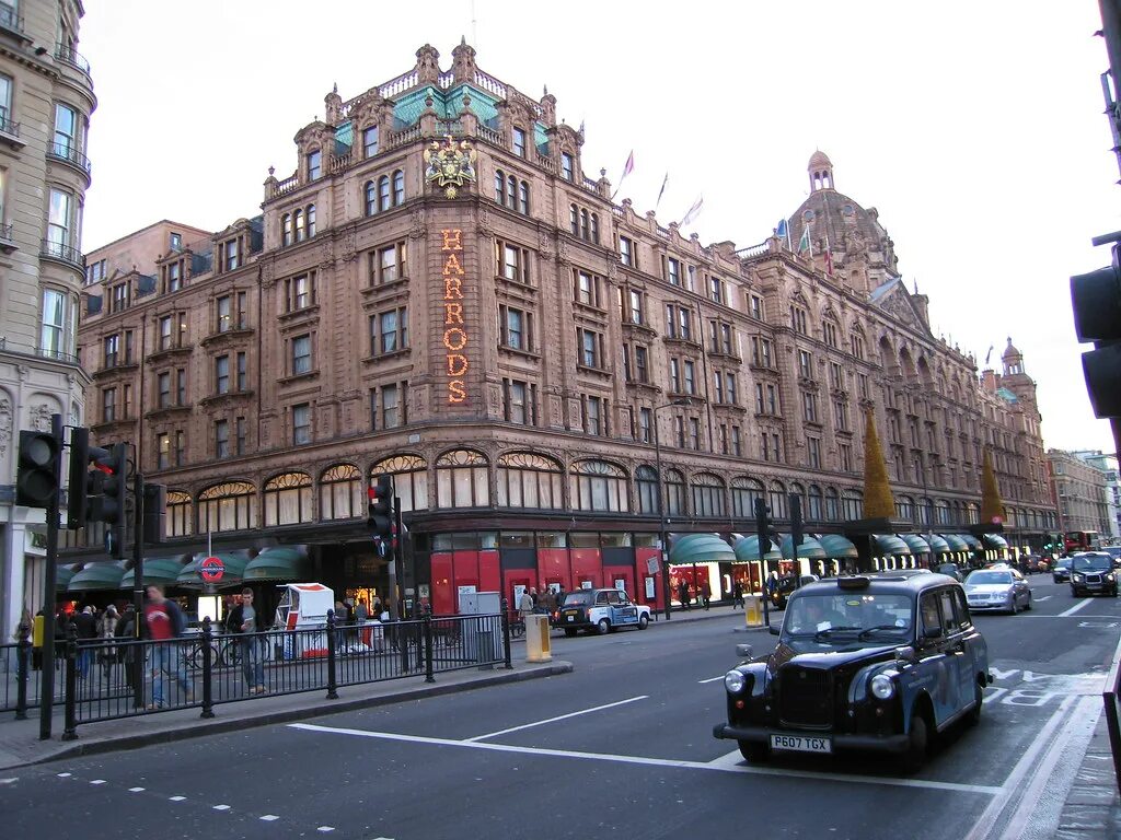 Универмаг в лондоне. Harrods в лондоне. универмаг в лондоне харродс. harrods достопримечательности лондона. лондон улицы харродс.