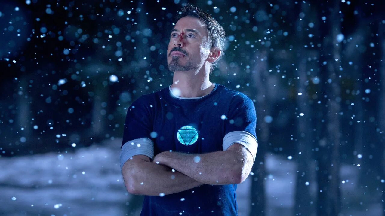 Мстители новый год. Marvel iron man для iphone. Новогодний человек паук том холланд. Новогодний костюм железного человека. Новогодний железный человек.