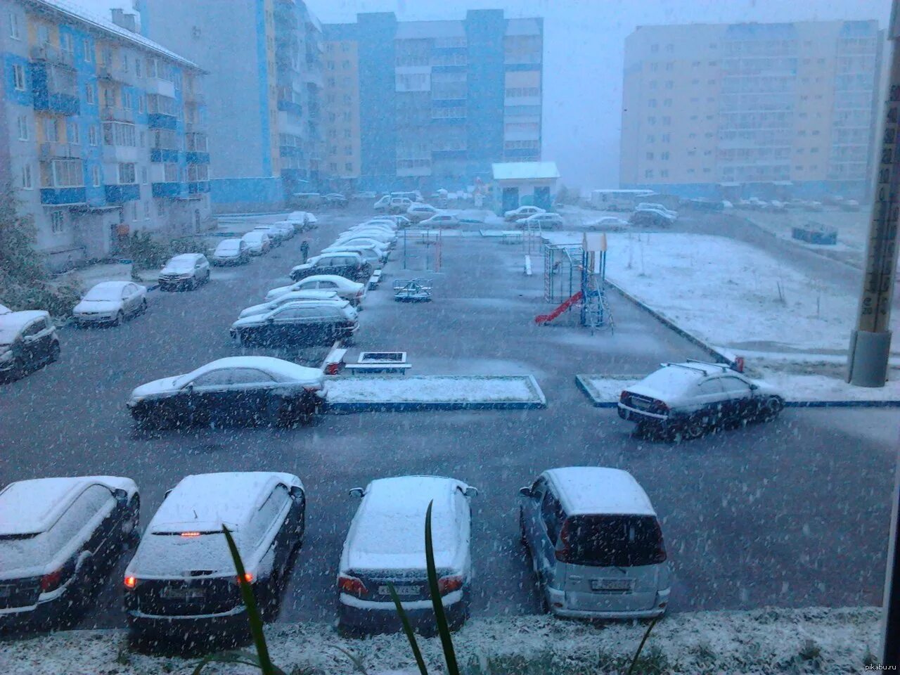 Летний снег. Снег летом. Снегопад летом. Летом выпал снег. Снег летом в России.