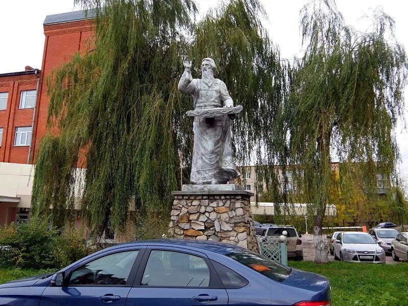 Памятник былинному герою. Памятники калуги. статуи в калуге. памятник былина калуга. былины в скульптуре.