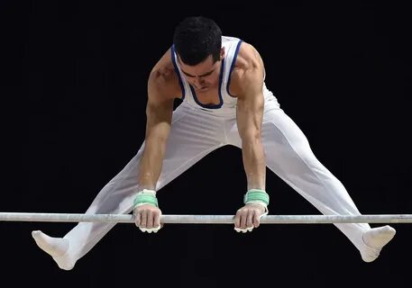 Упражнения на перекладине спортивной гимнастики
