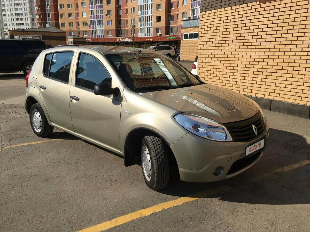 Renault sandero цвет. Рено Сандеро 2011. Renault Sandero 2011 года. Рено Сандеро хэтчбек серебристый механика. Рено Сандеро цвет бежевый 13 год.