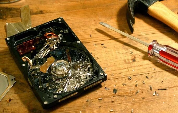 как разбитый жесткий. разбитый жесткий диск. Hdd1901 f. уничтожение жесткого диска. разбитый жесткий диск.