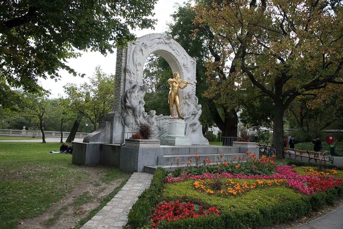 В какой стране находится памятник штраусу. Памятник иоганну штраусу. австрия памятник штраусу. памятник иоганну штраусу в вене. мемориальный парк штрауса.