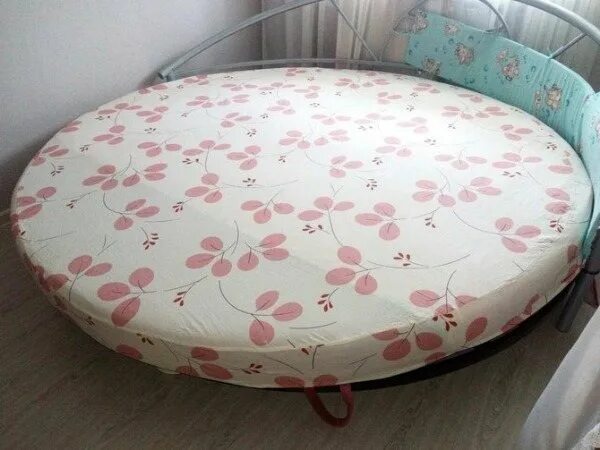 Круглая простынь. Простынь на круглую кровать 220. Постельное белье на круглую кровать 220х220. Круглая кровать кинг сайз. Круглая кровать для девочки.