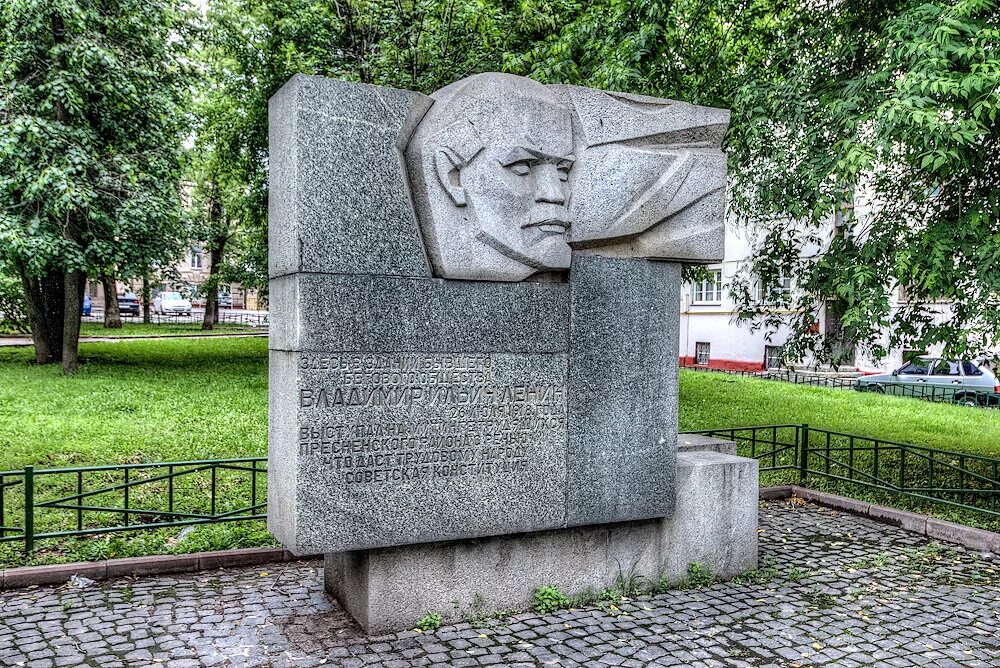 Памятник Ленину Ходынском поле Москва. Памятник Коккинаки в Москве на Ходынке. Ходынское поле трагедия памятник. Ходынское поле трагедия 1896 памятник.