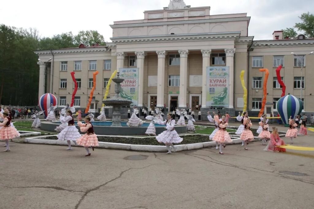 Группы г октябрьский. Город Октябрьский Башкортостан дом культуры. Орфей Октябрьский Башкортостан. Дом дружбы народов Октябрьский Башкортостан. Октябрьский Республика Башкортостан население.